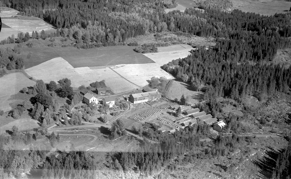 Flyfoto Nedre Berg, gard, Brøttum, Ringsaker.