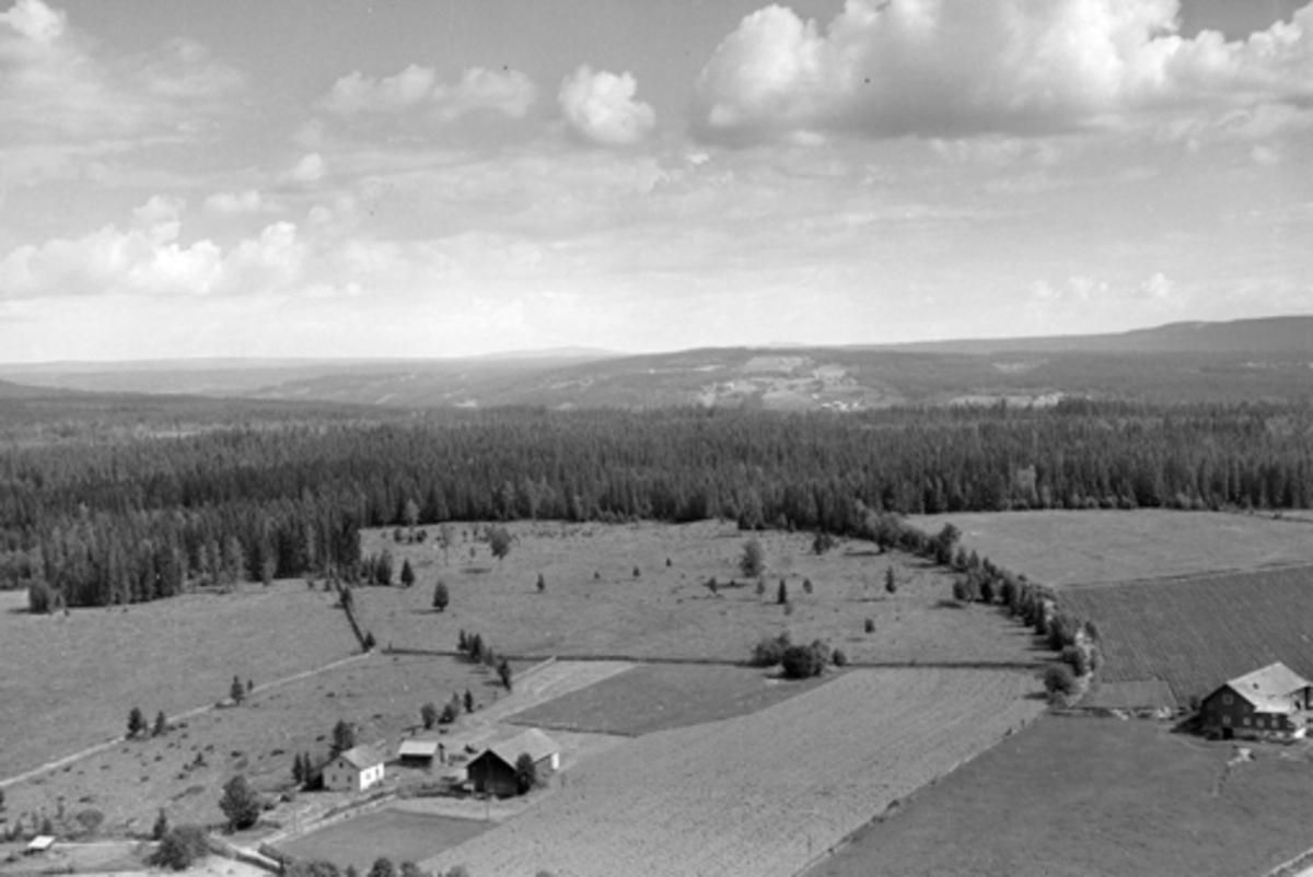 Flyfoto av Ås gard, Veldre, Ringsaker.