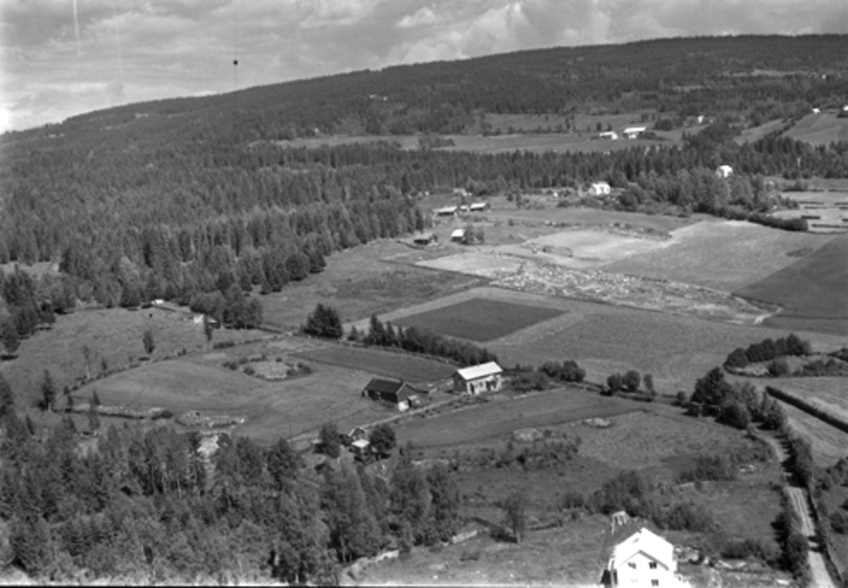 Flyfoto av Røste, "Tåssenstua" Furnesåsen, Ringsaker.