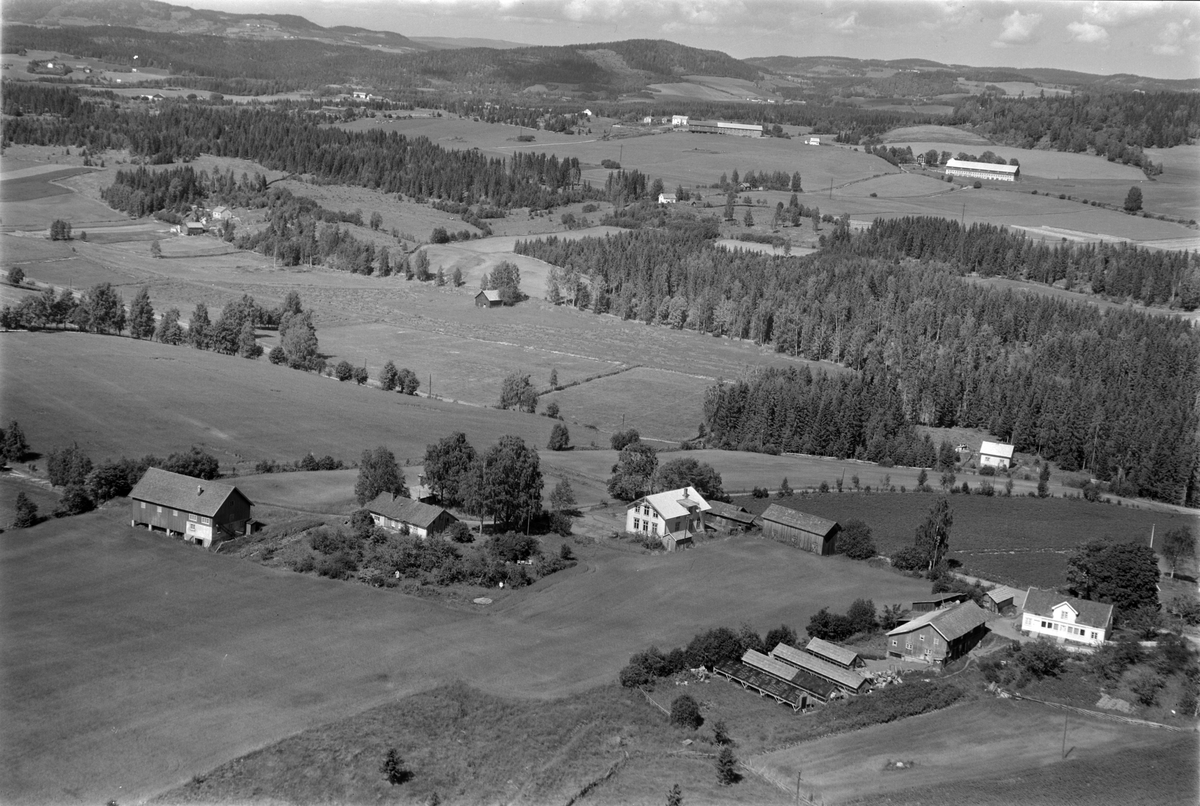 Flyfoto av gamle Saugstad skole, Gaupen, Ringsaker.