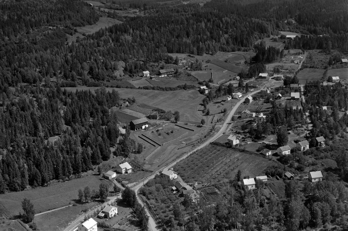 Flyfoto av bebyggelse ved Pinnerudvegen, Moelv, Ringsaker. Lotterud, Volstuen,
