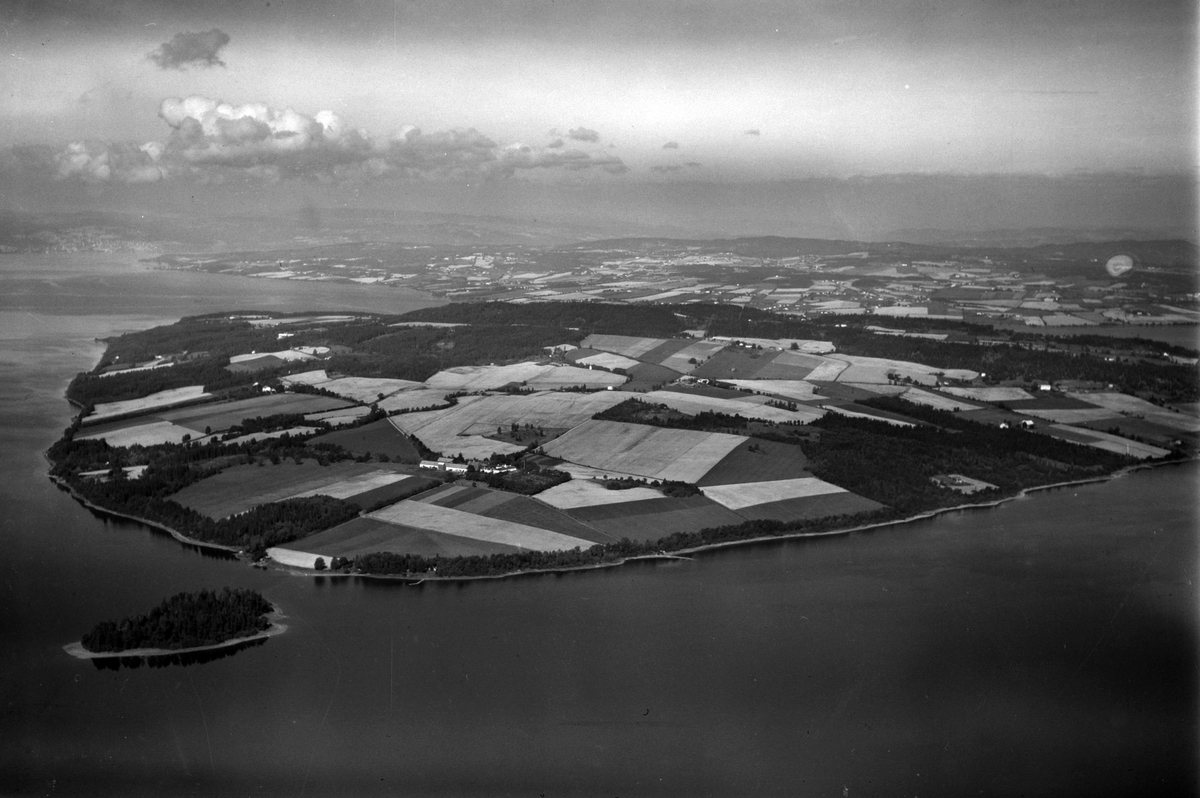 Flyfoto, Helgøya, Holmen, Mjøsa, Nes i bakgrunn.