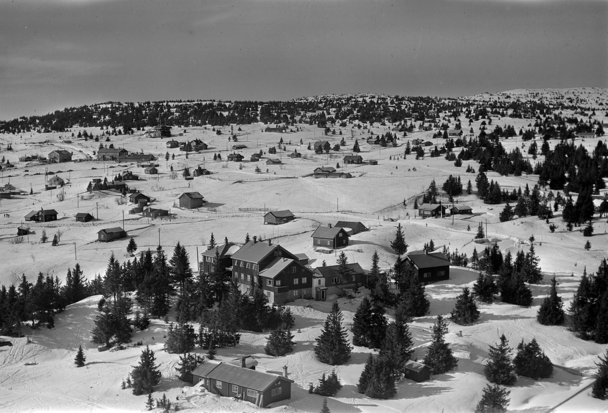 Flyfoto av bebyggelse i vinterlandskap på Sjusjøen, Ringsaker Almenning.