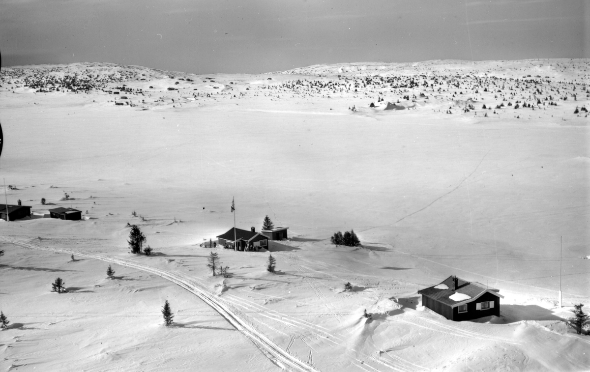 Flyfoto av bebyggelse i vinterlandskap på Sjusjøen, Ringsaker Almenning.