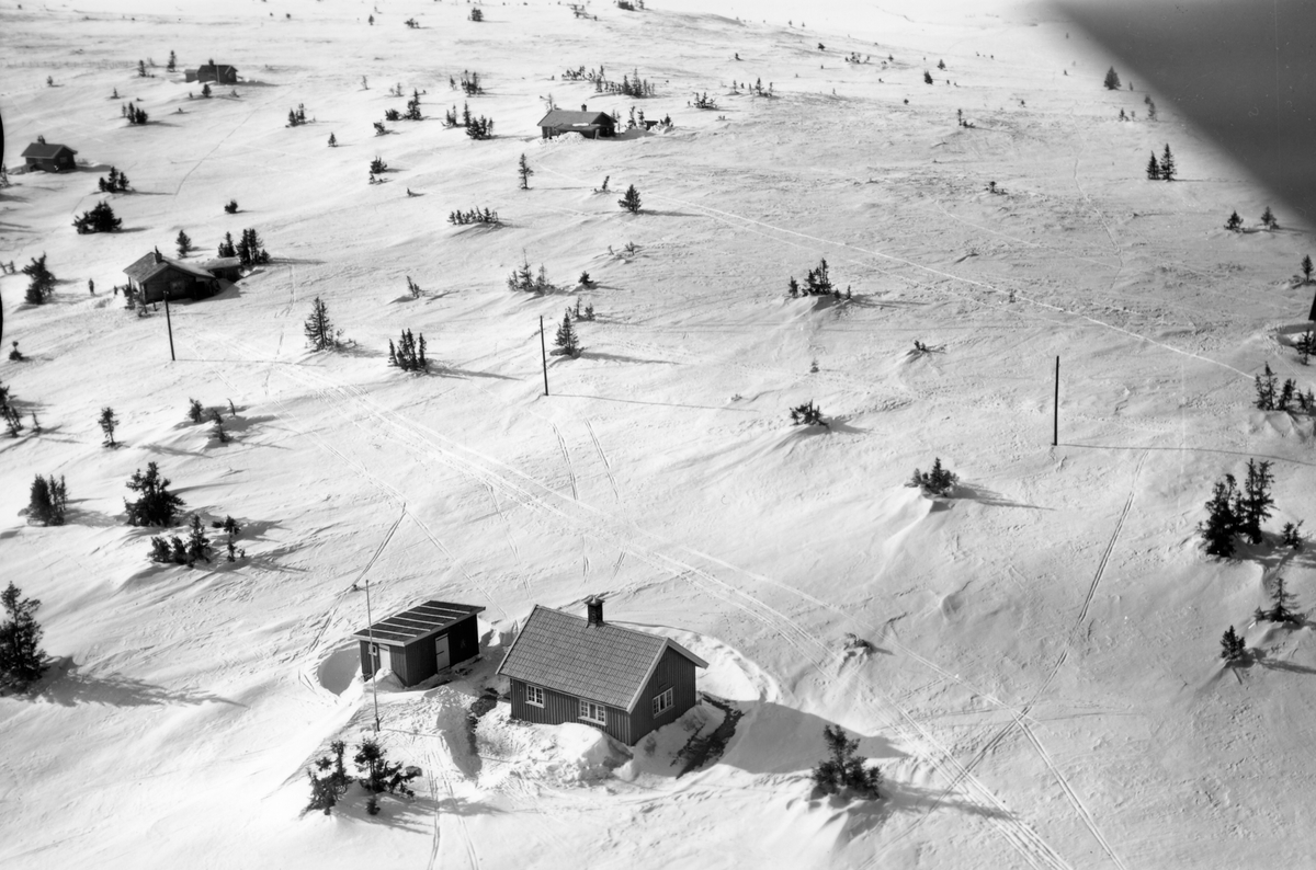Flyfoto av bebyggelse i vinterlandskap på Sjusjøen, Ringsaker Almenning.