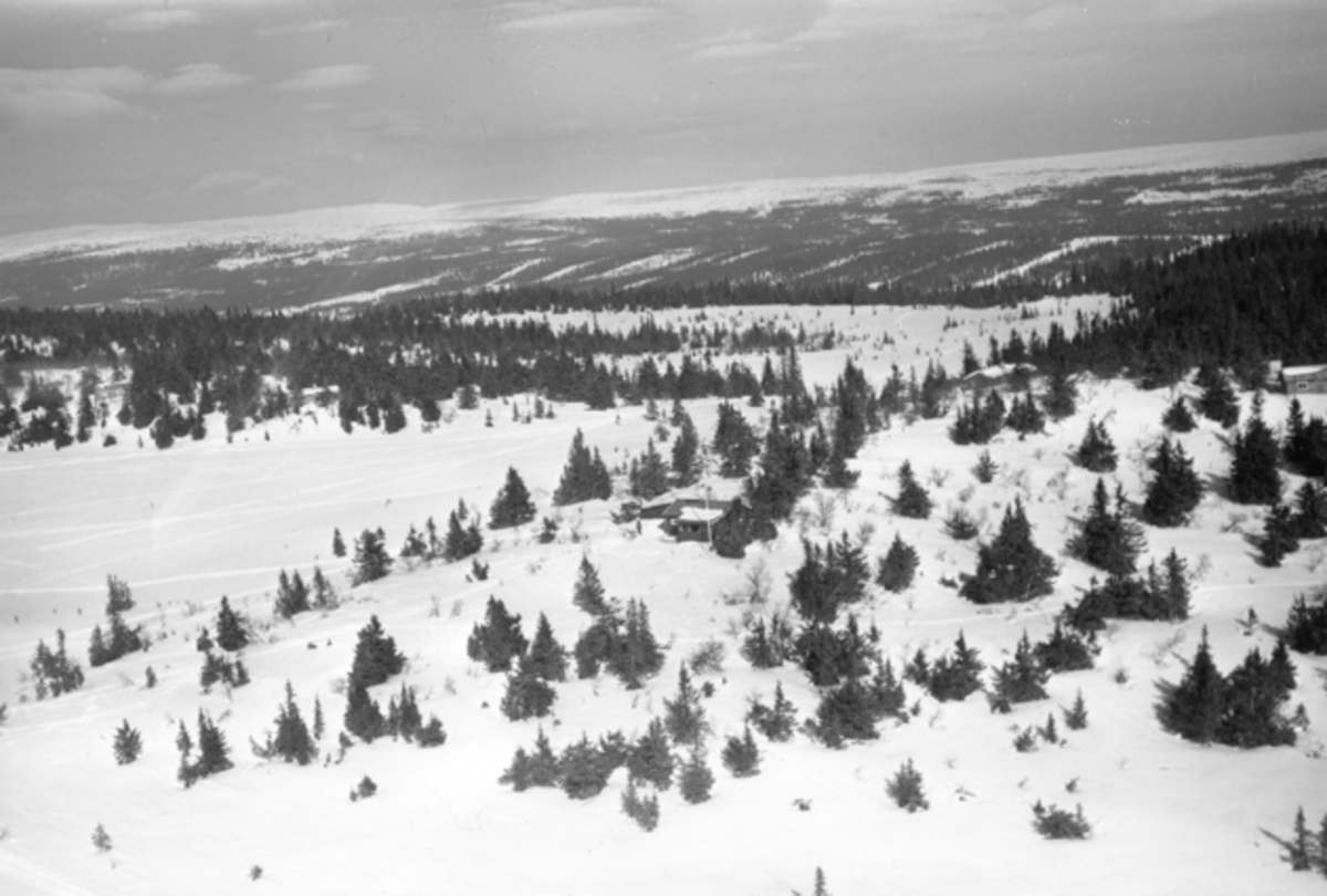 Flyfoto av bebyggelse i vinterlandskap på Ljøsheim, Ringsaker Almenning.