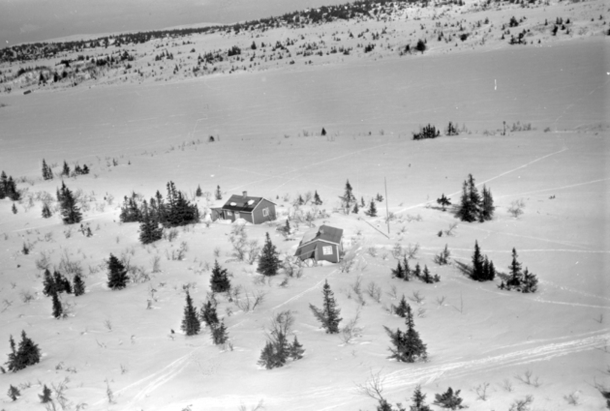 Flyfoto av bebyggelse i vinterlandskap på Ljøsheim, Ringsaker Almenning.