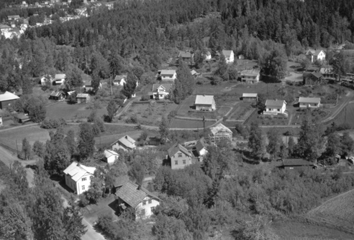 Flyfoto av bebyggelse ved Ødegårdstoppen, Moelv, Ringsaker.