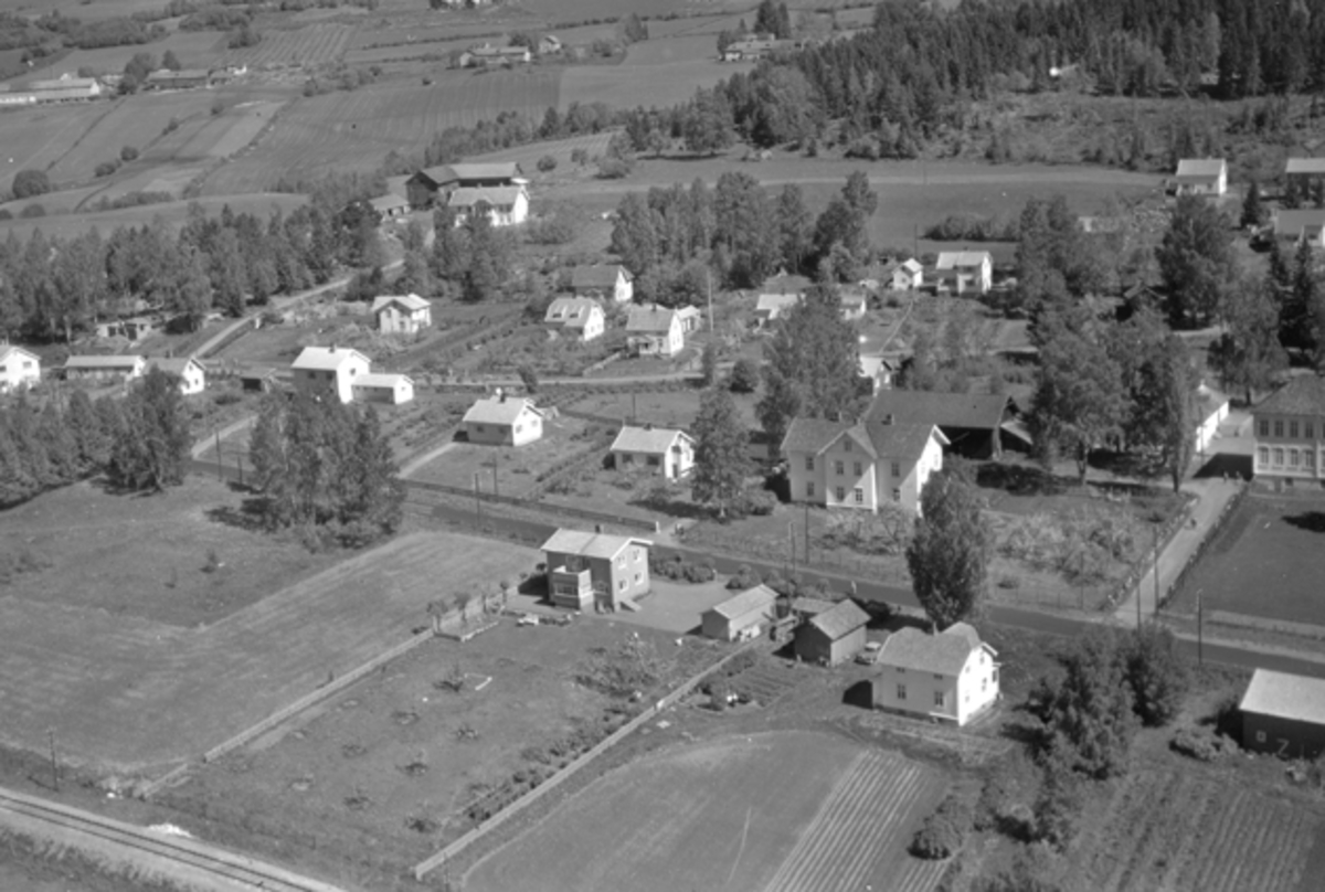 Flyfoto av Kilde skole, Moelv, Ringsaker og bebyggelsen nord for skolen.