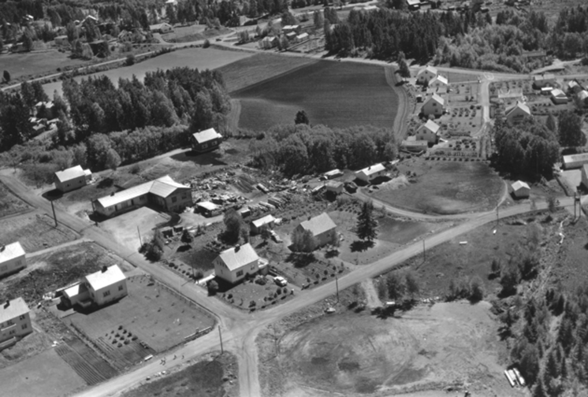 Flyfoto av Bakkehaugen, Trygve Kaashagens lager, Brumunddal.