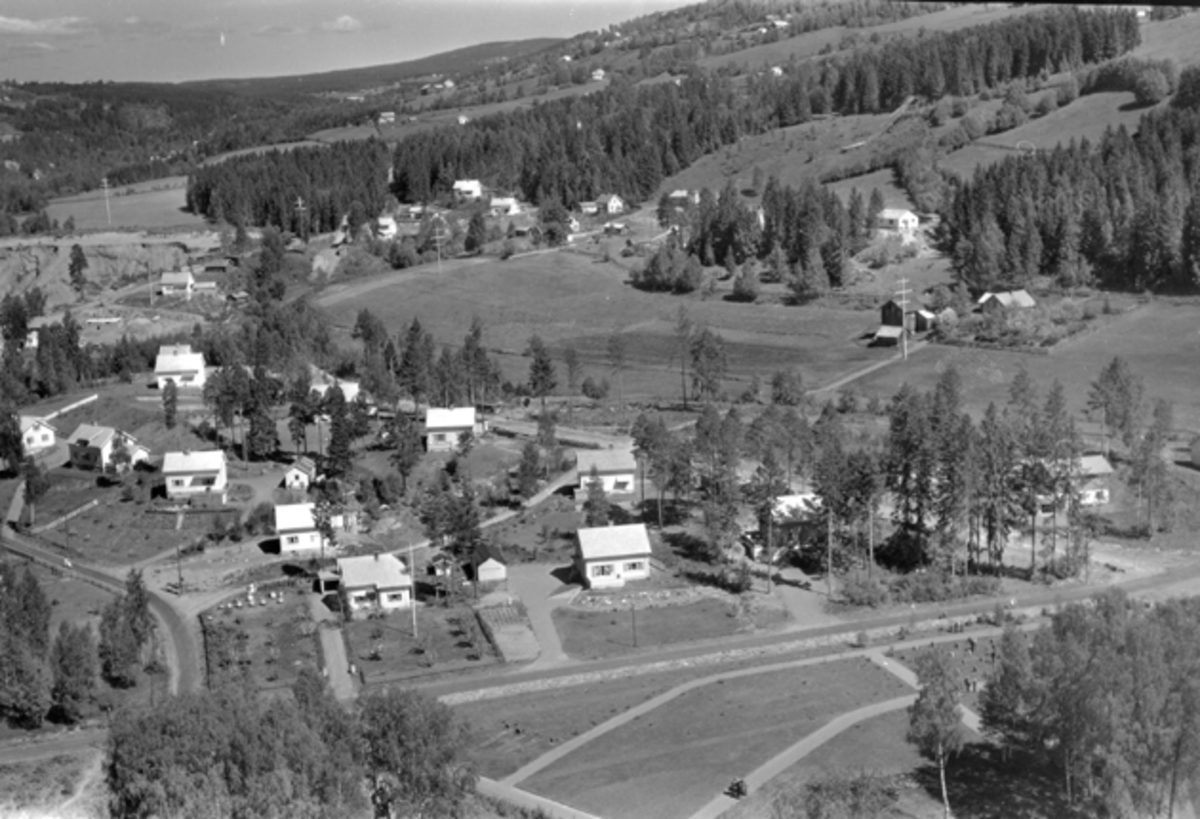 Flyfoto av Brumunddal med Kirkevegen, Liavegen, Øverkvernvegen. Øverkvern grustak.