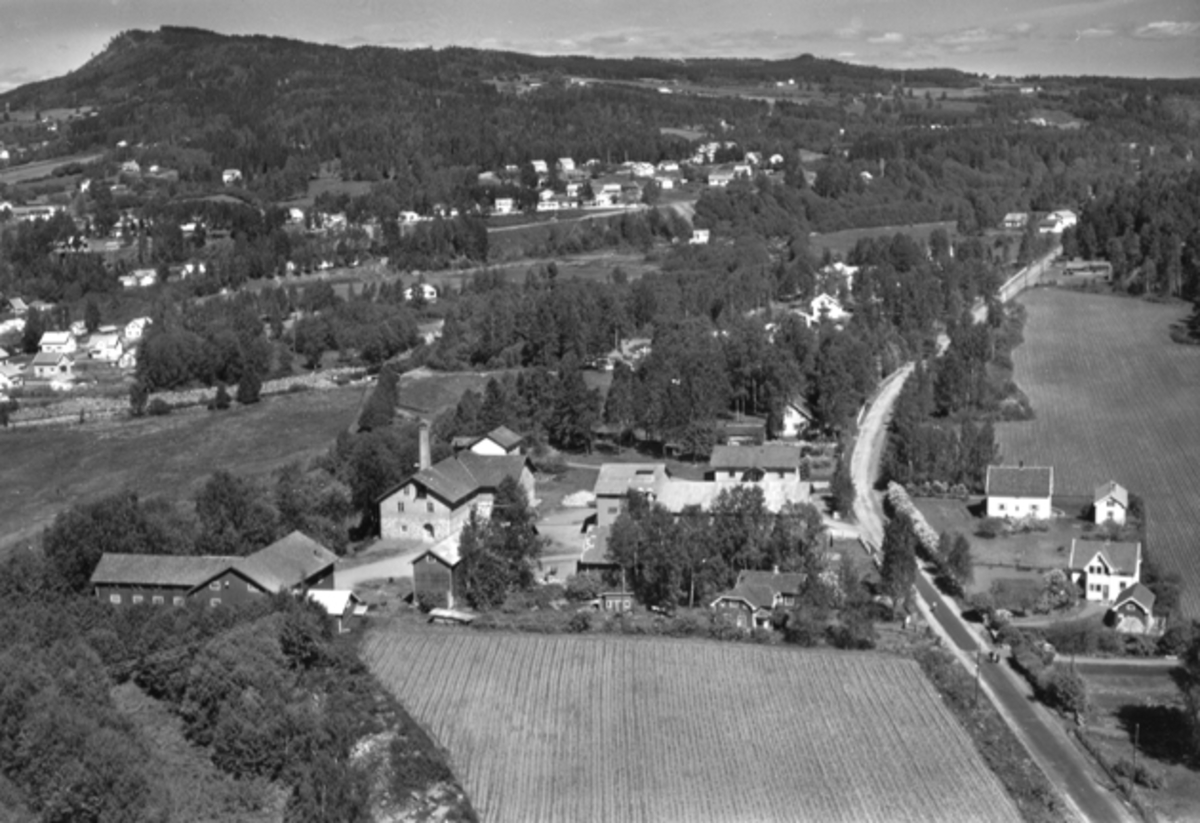 Flyfoto av Mausetvegen, Brumunddal brenneri, Bjørgeberget.