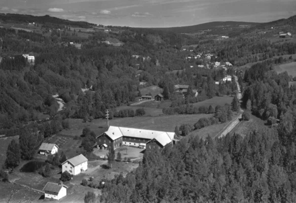 Flyfoto av Øverkvern gard, Mausetvegen, Djupdalen, Brumunddal.
