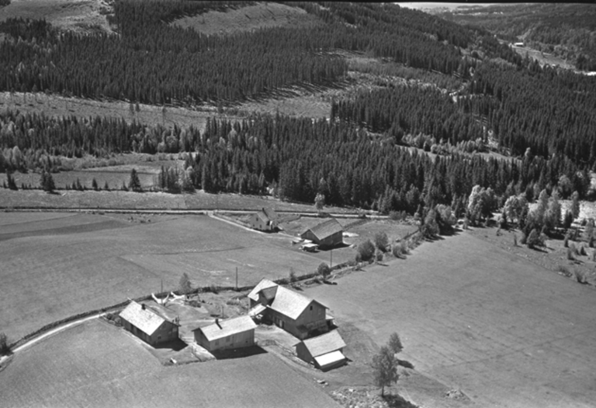 Flyfoto av Åseth og Sørgård, Nybygda, Ringsaker.