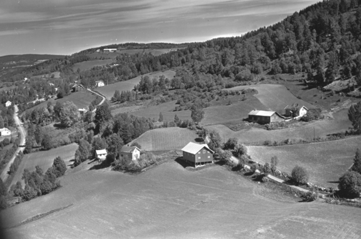 Flyfoto av ukjent gardsbruk, Nordåsvegen, Brumunddal.