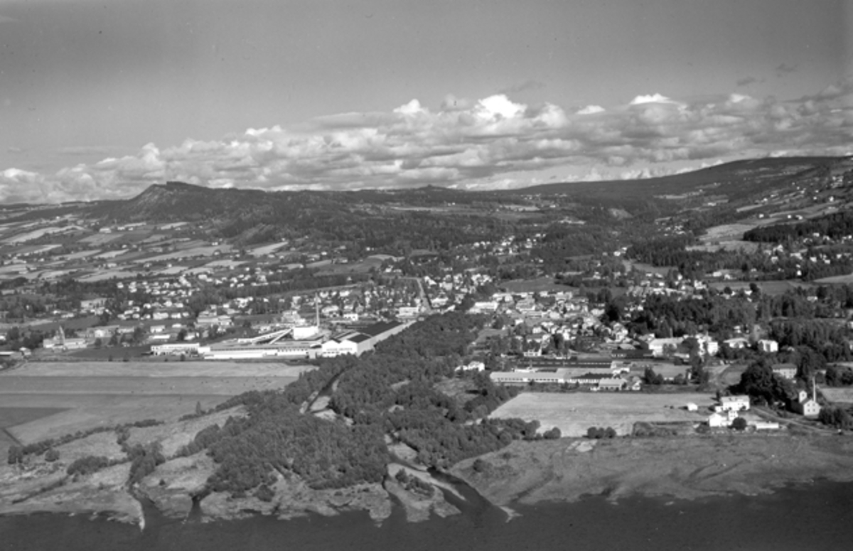 Flyfoto av Brumunddal fra Mjøssiden, utløpet til Brumunda, landskap fra Veldre til Nybygda.