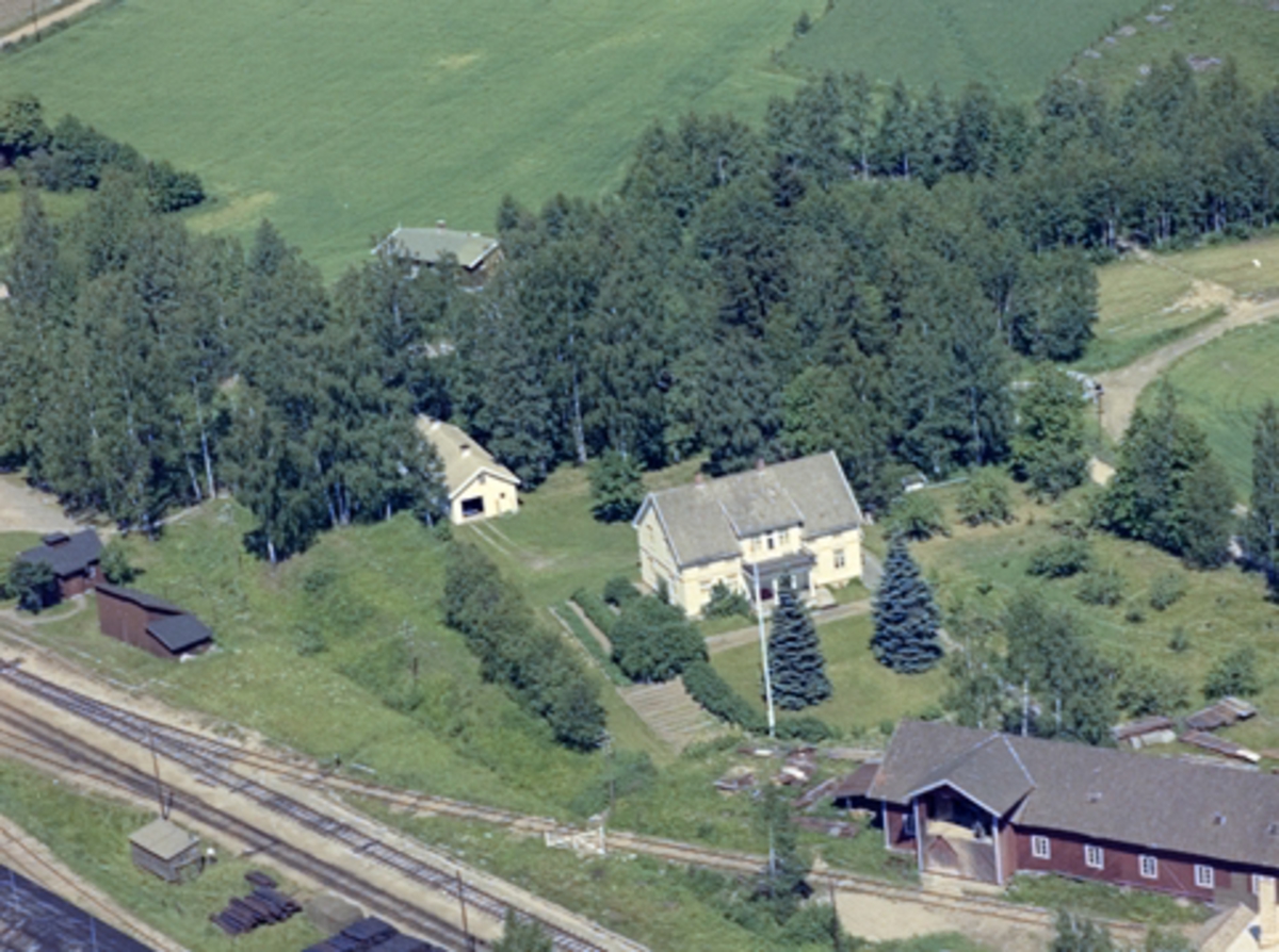 Flyfoto, Ringsaker, Jessnes, A. Arnkværns Møllestensfabrik, etablert av Asbjørn Arnkværn og Jessnes Mølle med bestyrerboligen Gilje,