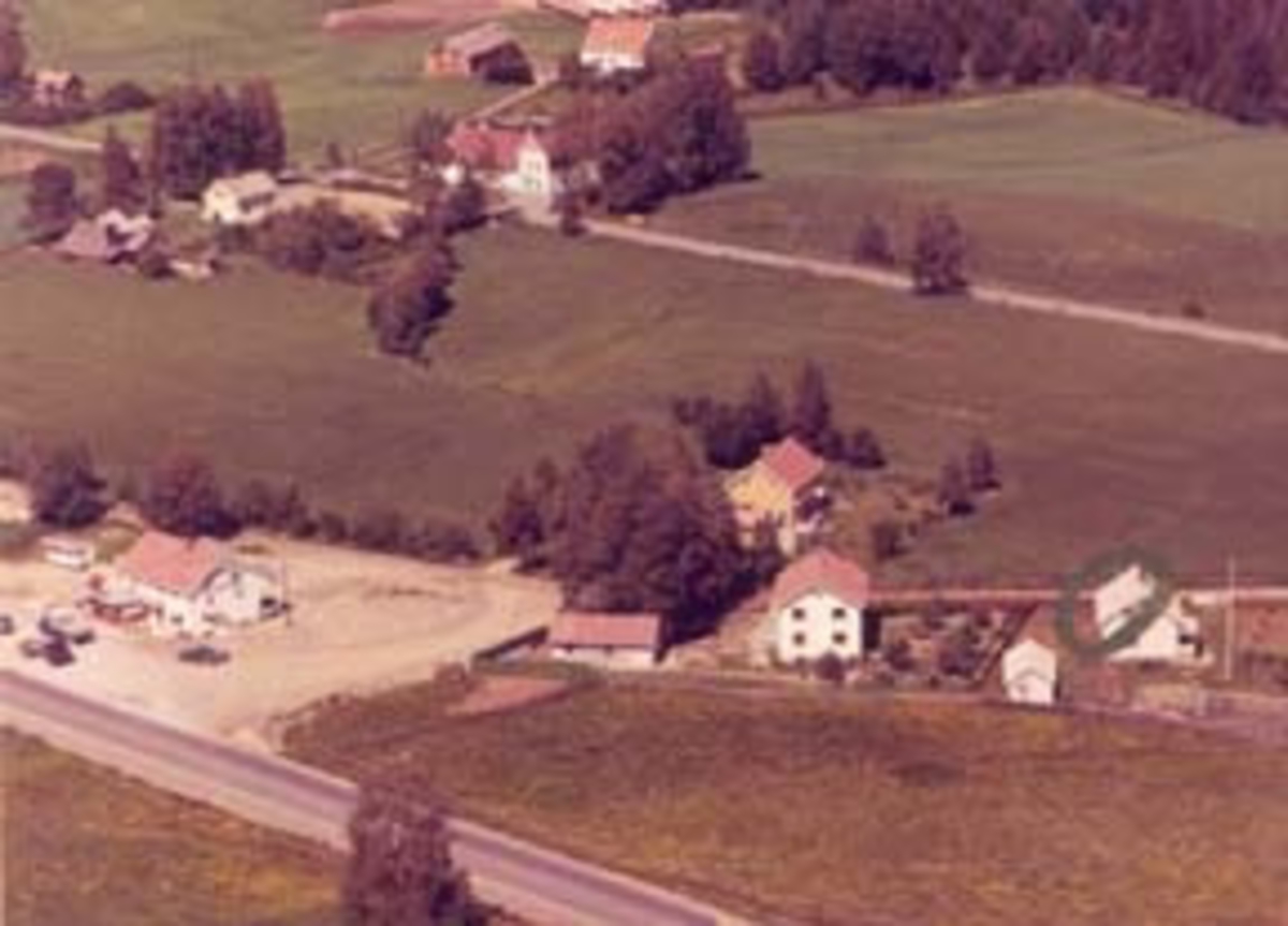 Flyfoto av Sanbakken kafe, Solgård, Furnes, Ringsaker.