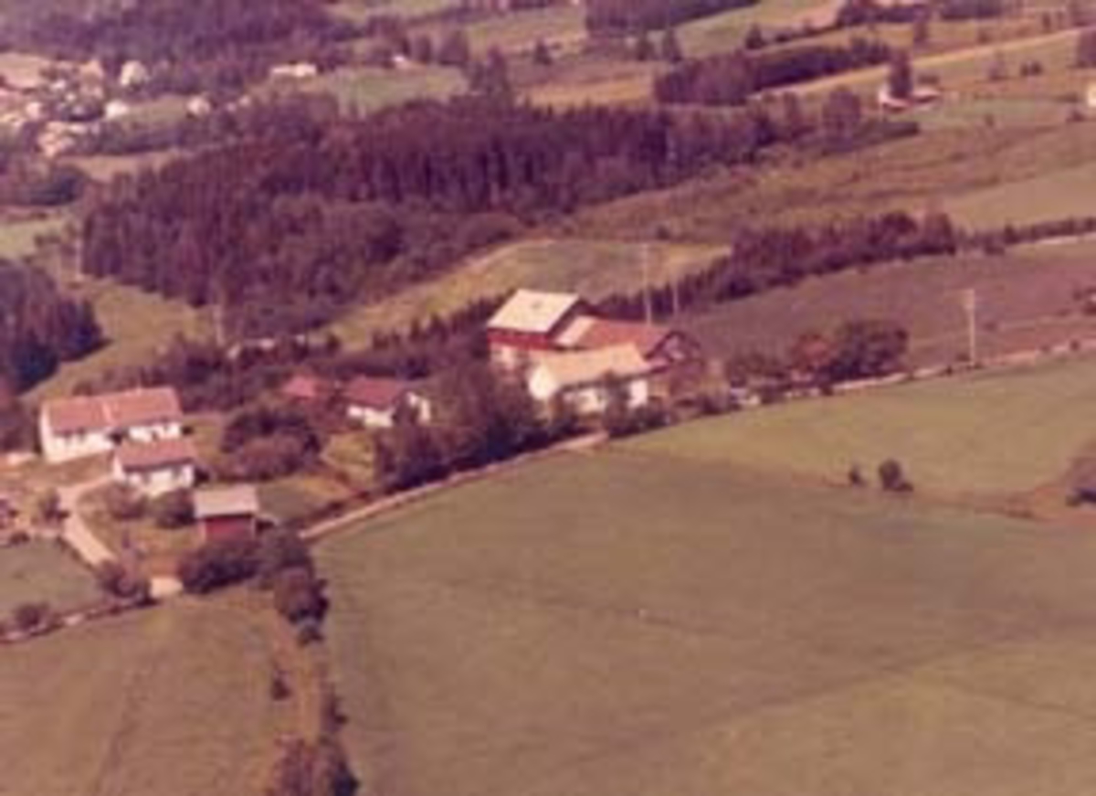 Flyfoto av Berg gard, Bergshøgda, Furnes, Ringsaker.