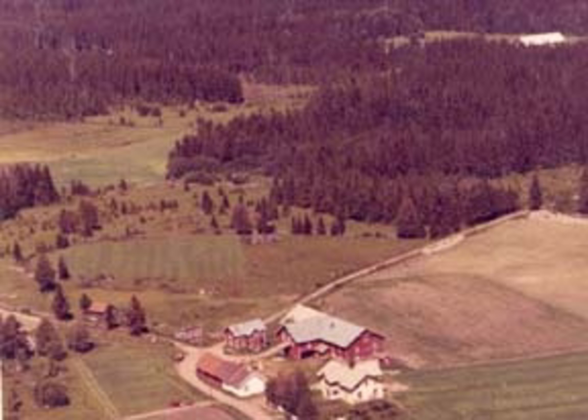 Flyfoto av Volla gard, Furnes, Ringsaker.