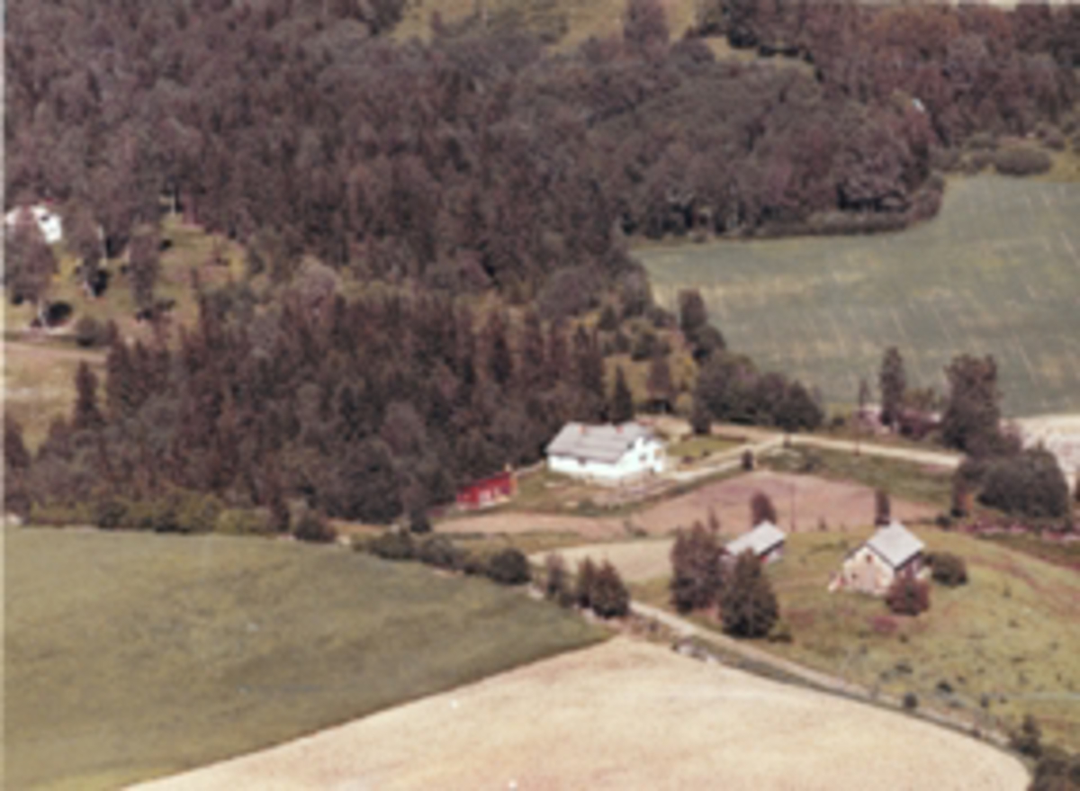 Flyfoto av Høgås, Furnes, Ringsaker.