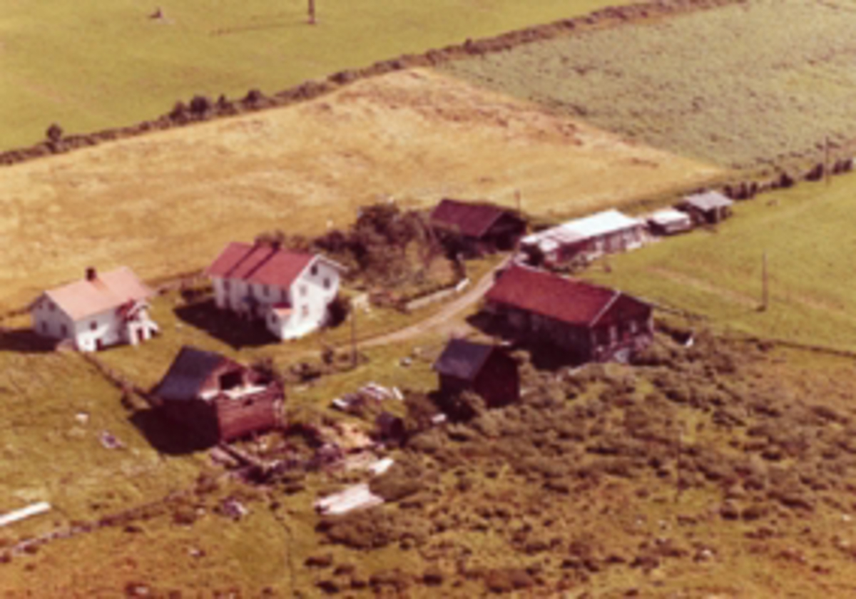 Flyfoto, Ringsaker, Ring, Åstad, "gamlegarden", alt er er revet, kun huset til venstre står i dag (2022)