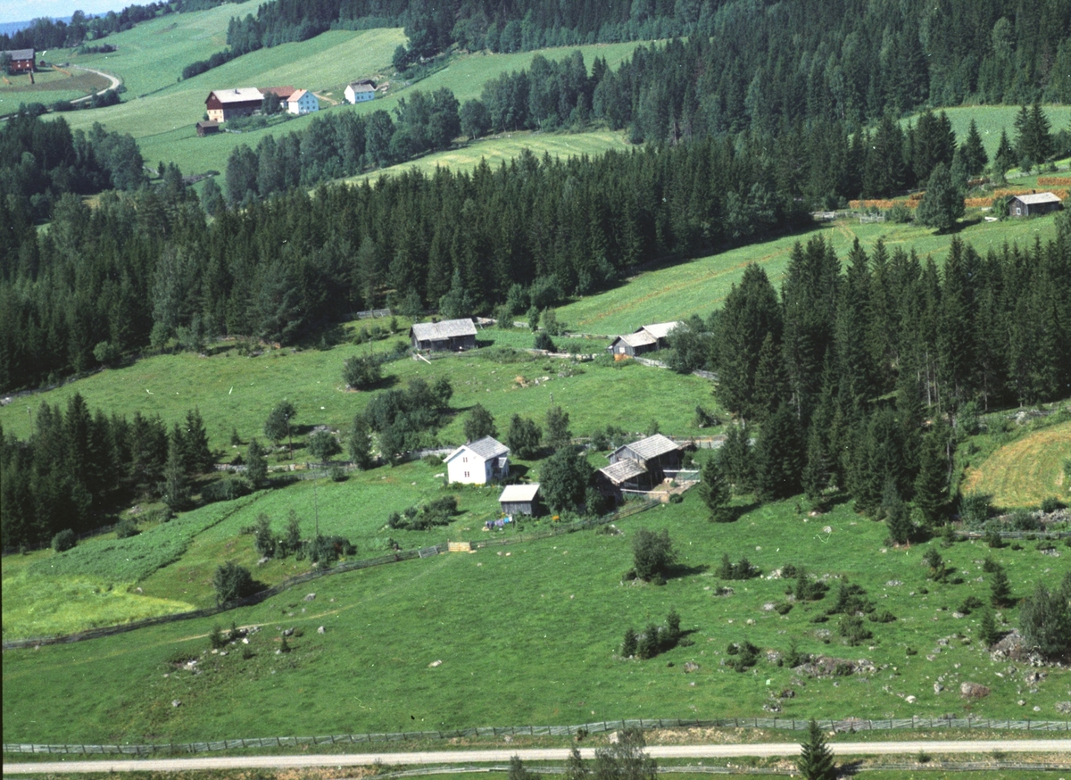 Flyfoto av ukjente småbruk/husmannsplasser, Brøttum, Ringsaker.