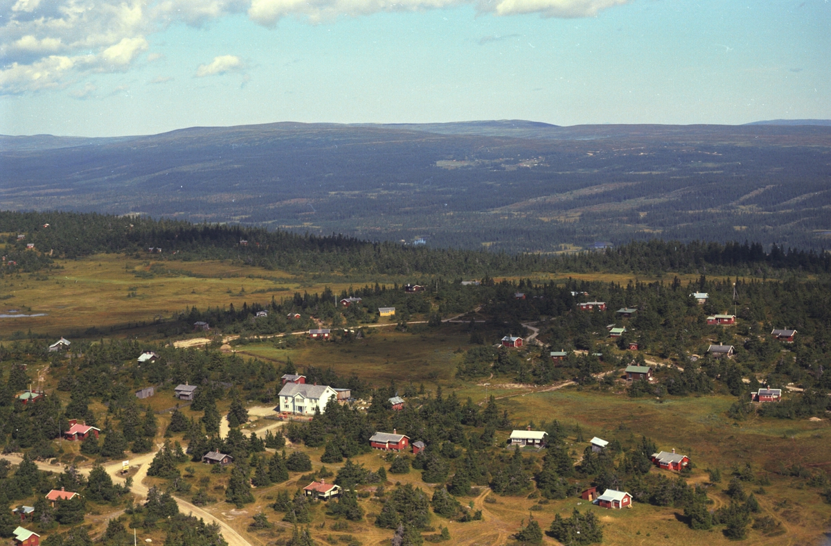 Flyfoto, Ljøsheim, hyttebebyggelse rundt Hygga, før brannen, Ringsakerfjellet.