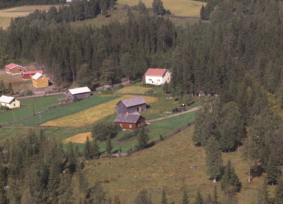 Flyfoto, bebyggelse ved Åsmarka kirke, Åsmarka, Ringsaker.