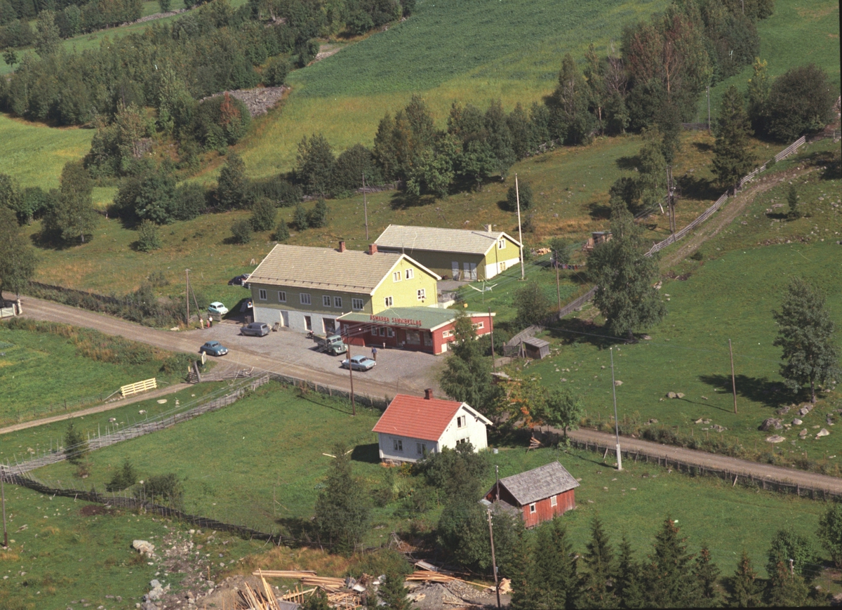 Flyfoto Åsmarka samvirkelag med Øsli i forgrunnen, Ringsaker.