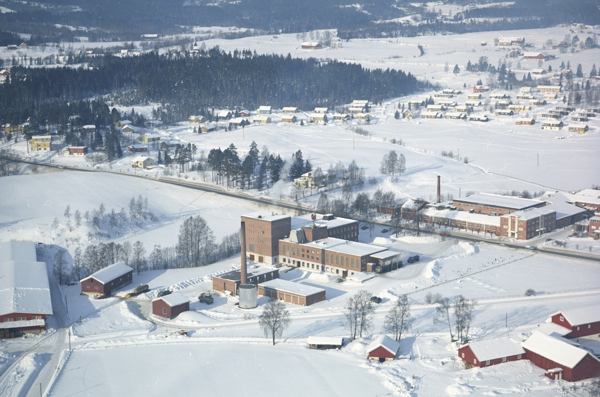 Flyfoto, Hedmark Tørrmelk, Nora Fabrikker A/S, Brumunddal, Ringsaker.