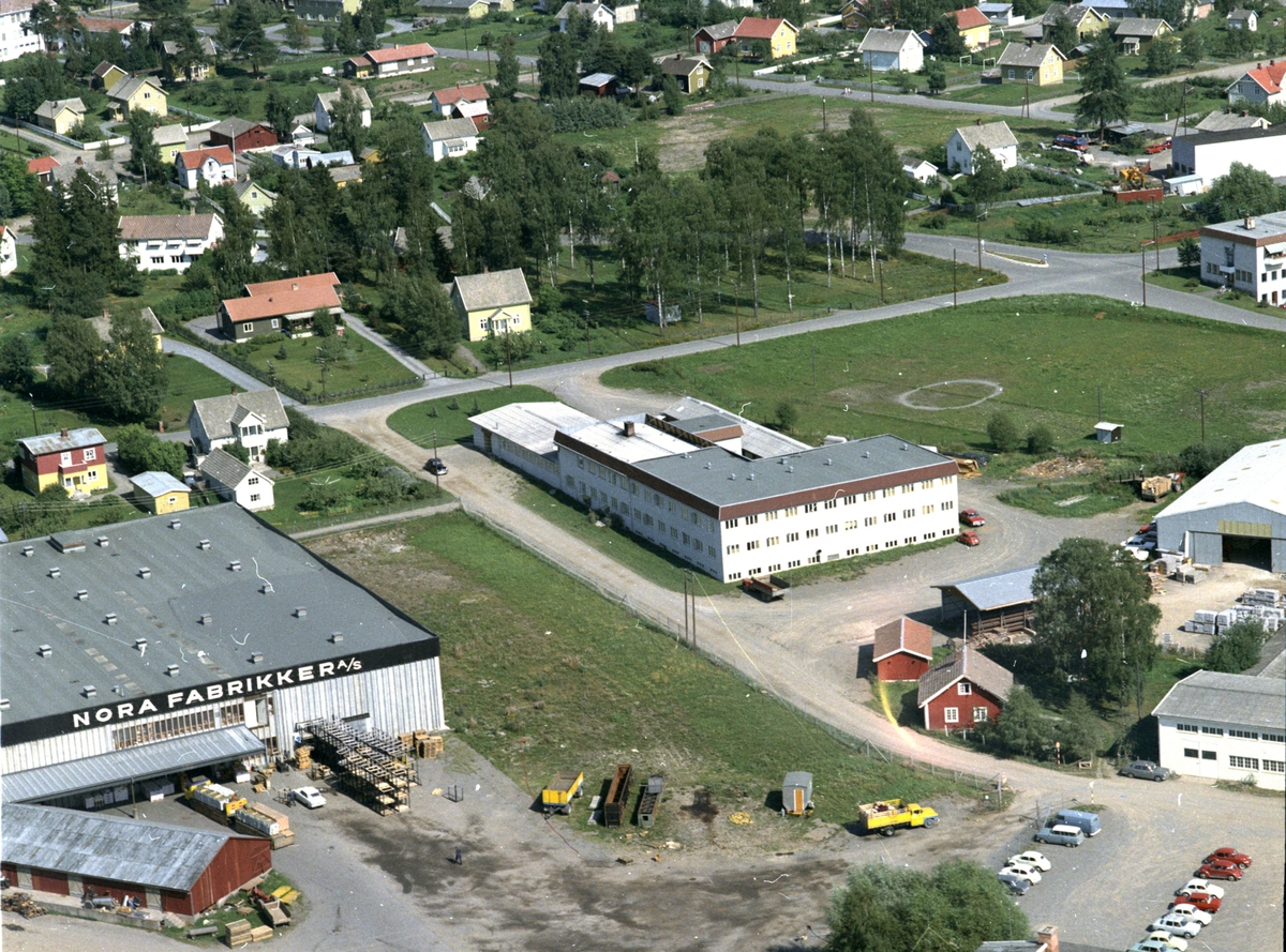 Flyfoto, Harby og Sandberg møbel og radiokassefabrikk, Brumunddal, Ringsaker.