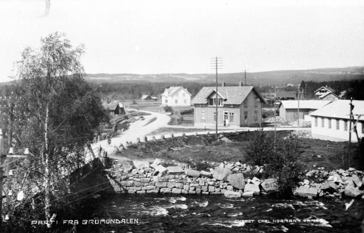 Postkort, Oversikt Furnesvegen, Berger Langmoensveg, bru over Brumunda, huset i midten er Stensgård eid av Hanna Økelsrud, hvitt hus i bakgrunnen er Pihl, Bro mekaniske verksted til høyre.