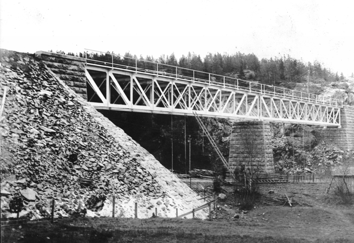 Ringsaker, Moelv, Jernbaneutbygging. Jernbanebru over Moelva ved Bruvold, brufundament i stein, stålkonstruksjon, fageverket i stål,