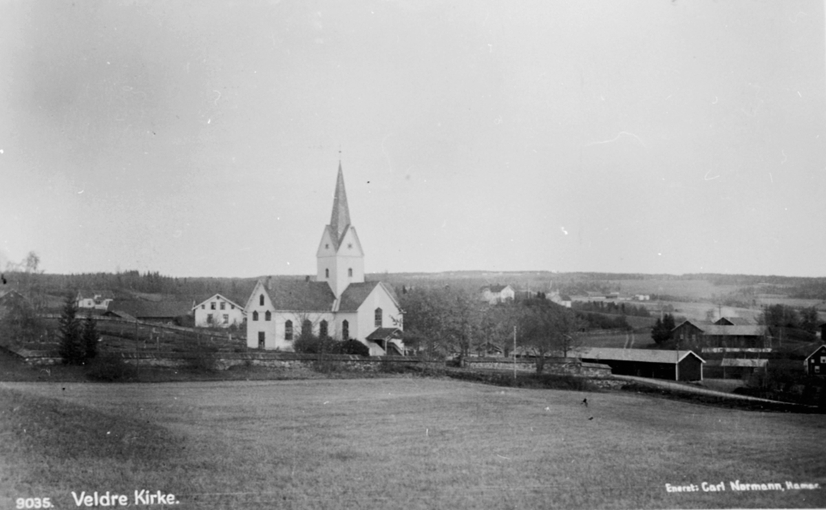 Postkort, Veldre kirke, Ringsaker med staller til høyre.