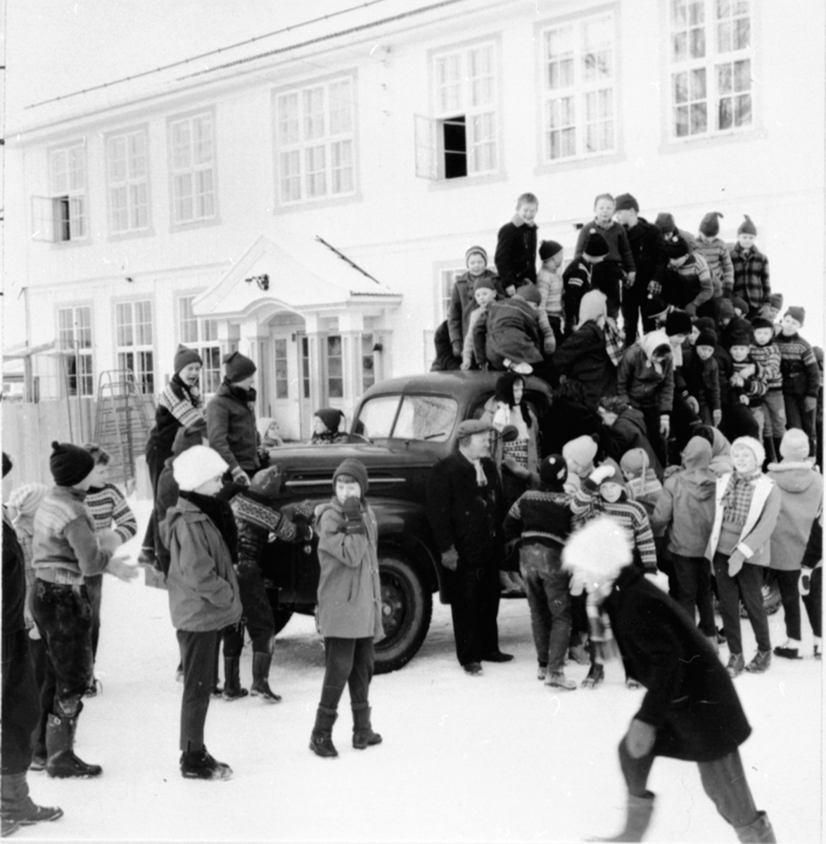 Vannkjøring med lastebil til Mørkved skole, Brumunddal. Elever på bilen.