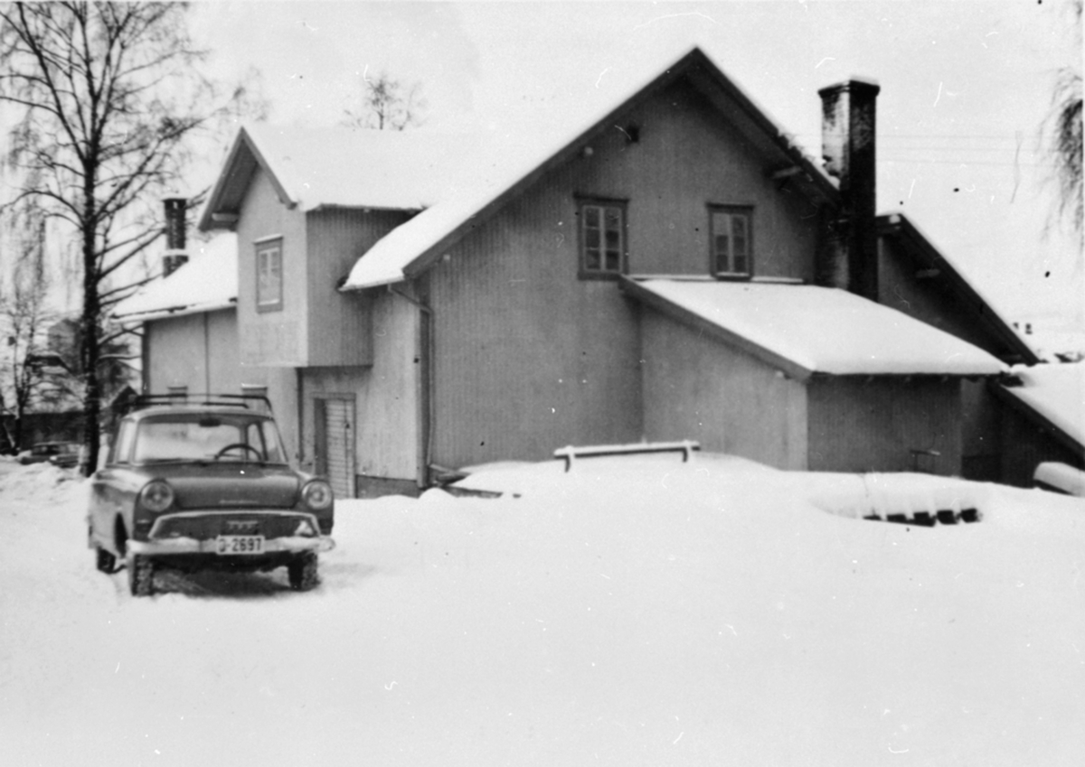 Eksteriør, Buttekvern mølle, Brumunddal, bil, DKV junior ca. 1960-65 modell, D-2697, vinter.