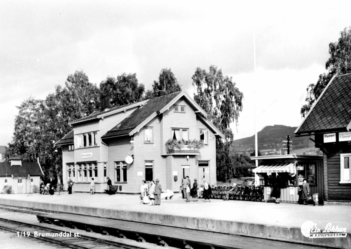 Eksteriør, Brumunddal jernbanestasjon, folk på perrongen.