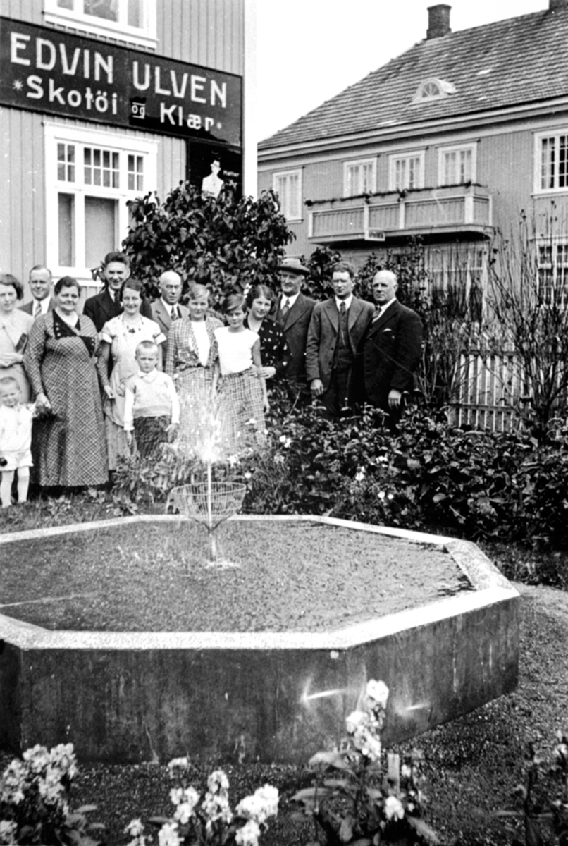 Familiene Ulven og Borg. Huset er Volla i Nygata, Brumunddal. Vannfontene.