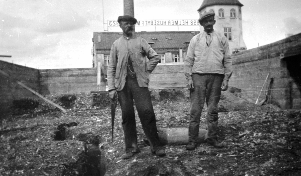 2 ansatte på Helmer Husebys meieri. Even Viken og Syverin Johannesen. Bygging av ishus, Brumunddal.