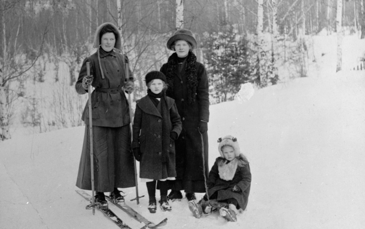 Ankerplassen, Brumunddal. Fra venstre er ukjent dame på ski, Paula Berg, Ella Faraasen, Halgerd Mæhlum. Speiderhuset ligger her nå.