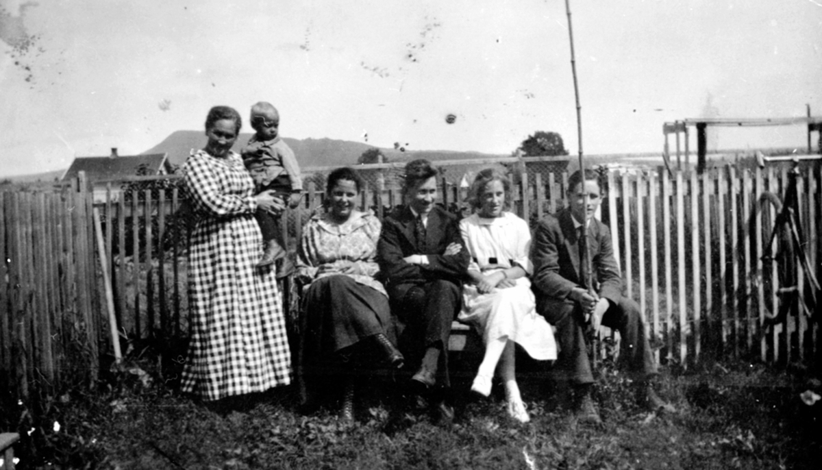 Hos fiskehandler Hermansen, Brumunddal. Huset bak er Ågård. Fra venstre er Berthe Hermansen med Kjell Molstad på armen, Jenny Hermansen, Håkon Hermansen, Margit og Jon Hermansen.