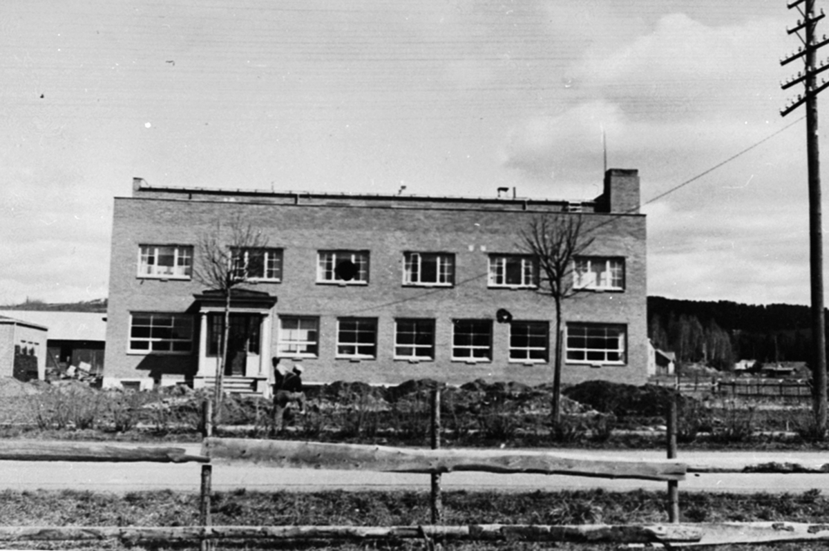 Eksteriør. Kontorbygget for A/S Oplandske Konservesfabrikk, Stabburet, Nora i Brumunddal. Oppført 1948-49.