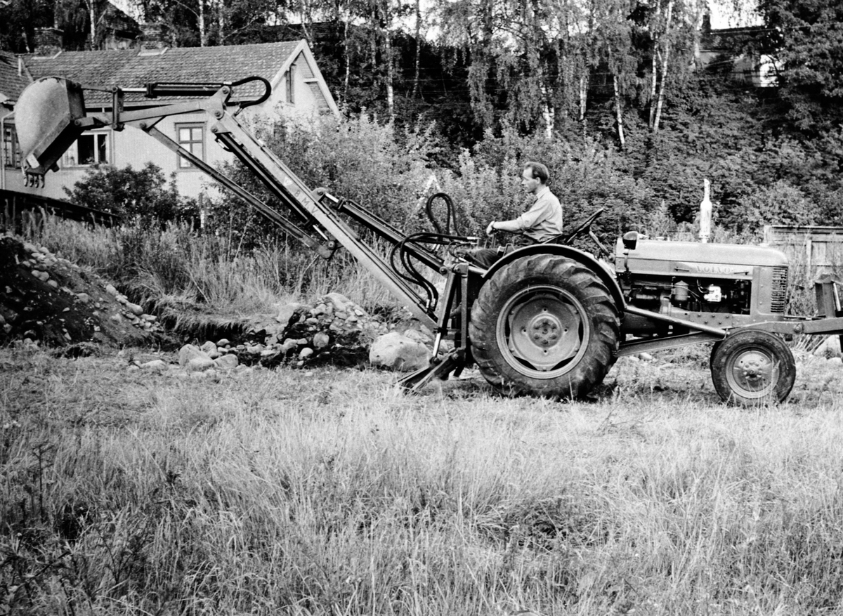 Hymas gravemaskin nr. 1 på traktor ved Brumunddal Mekaniske verksted, Hymas A/S.  Traktorgraver.