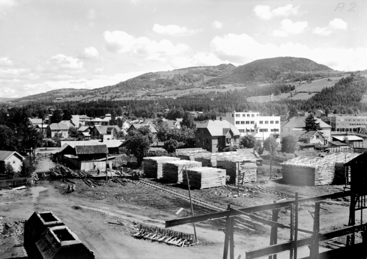 Oversikt Berger Langmoen A/S, fabrikkområdet, Brumunddal, teebebyggelsen og Grand hotell i bakgrunnen.