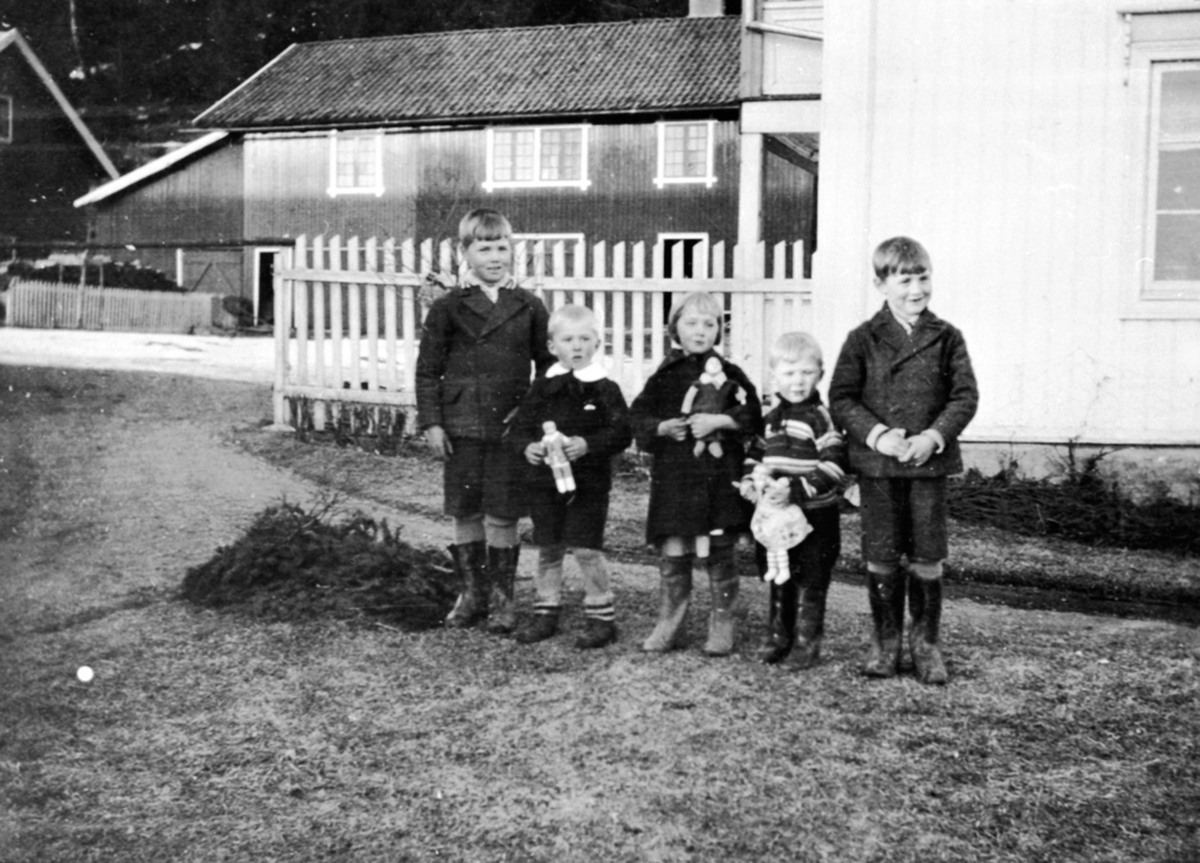 5 barn. Fra venstre er Lars Hauger, Ole Storlien, MArie Hauger, Arne Storlien, Ole Hauger, Hauger gård, Ring, Ringsaker.