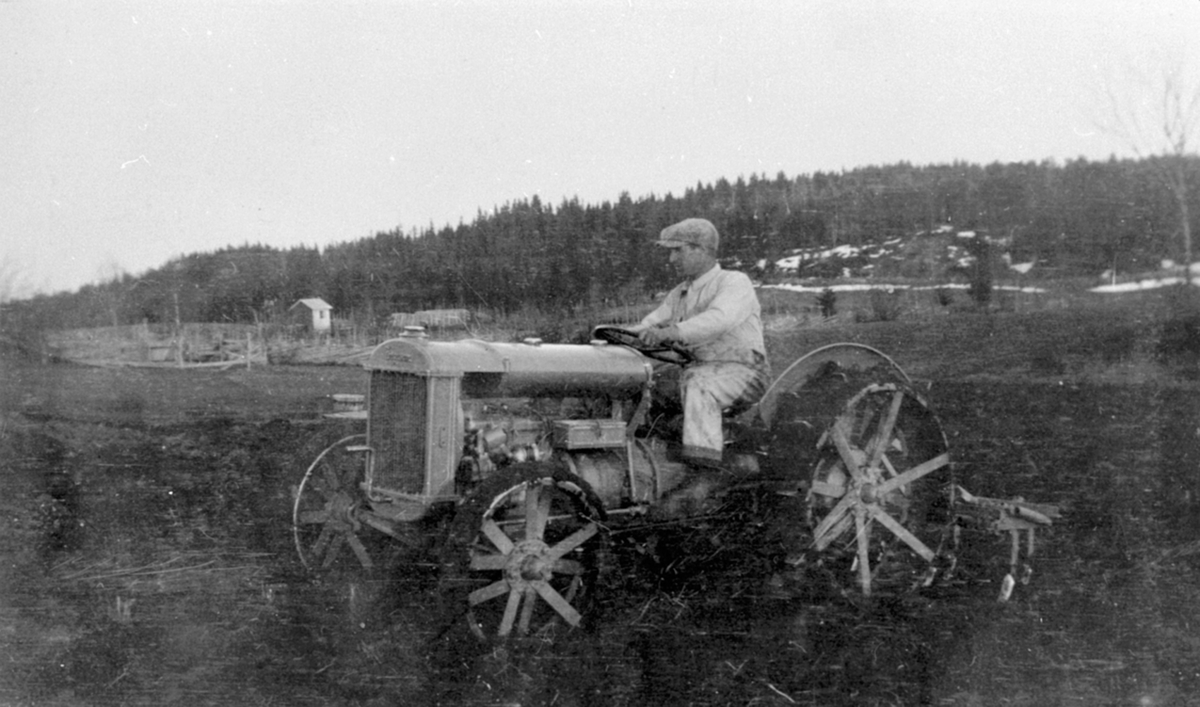 Våronna på Fjellheim, Brøttum, Ringsaker. Simen Solli på Ferguson jerntraktor med harv.