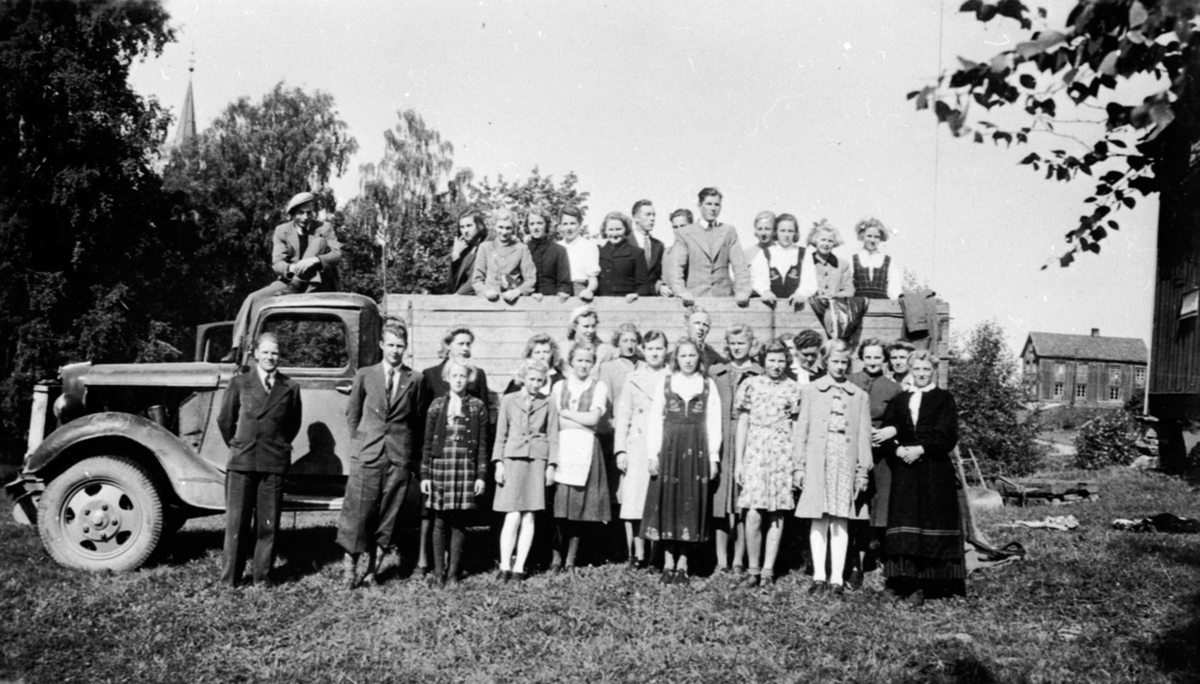 Brøttum Ungdomskor på tur med lastebil til Vang kirke. Lastebil er muligens Ford 1935-36.