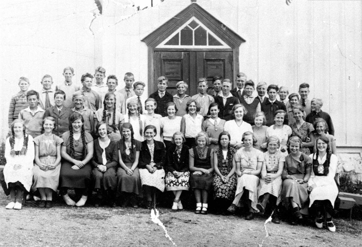 Gruppe konfirmanter utenfor Brøttum kirke, Ringsaker.