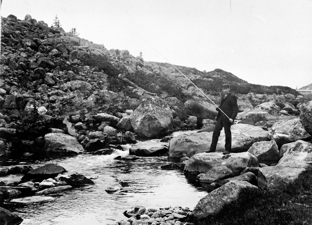 Øyerfjellet, Snultra seter, fotograf Simen Baardseth fisker med stang i elva Skolla,